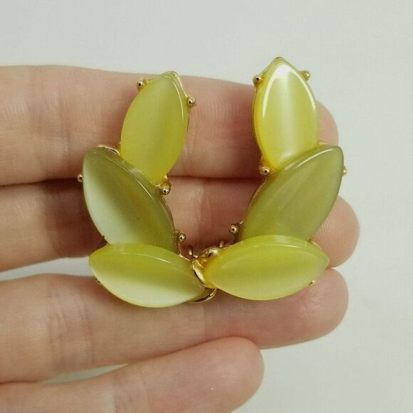 Vintage Kramer Yellow Leaf Shape Clip On Earrings, Moonglow Lucite, Signed - Picture 6 of 6